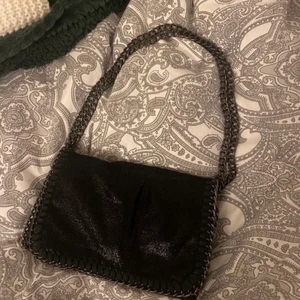 Väska  - Säljer nu min Stella McCartney liknande väska som jag aldrig använt så skicket är som nytt. Bjuder på frakten vid snabbaffär, nypris 500. Mått 15x21 ca, äkta skinn