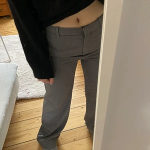 Kostymbyxor  - Mid waist gråa kostymbyxor från mango. Midja: 80cm innerbenet: 85cm 🐻💓 strl 34 men mer som 36