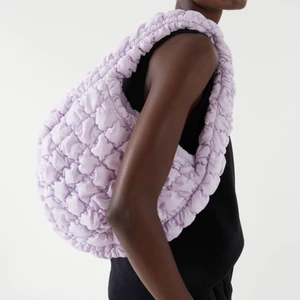 Quiltad mini väska cos - Fin quiltad liten väska från cos i ljuslila färg! Finns nu på på hemsidan för 390kr