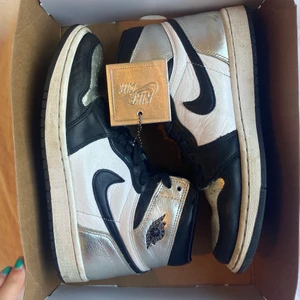 Jordan 1 High OG Silver toe  - Säljer dessa snygga jordans pga låg användning! Köpt för ett år sedan men är knappt använda. Skorna har varsin iten slitning på insidan av skon så skriv om ni vill ha bild på det❤️
