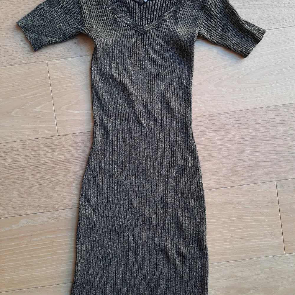 Knee-long skin tight dress with golden knitting. Unknown brand, excellent condition. . Mekot.