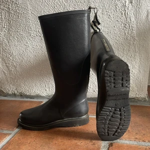 Ilse Jacobsen gummistövlar  - Svarta Ilse Jacobsen gummistövlar som är i hyfsat skick förutom lite slitage vid hälen undertill.