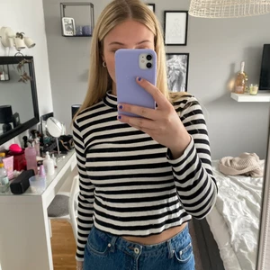 Randig topp med hög krage - En jättefin topp med en lite högre krage från Ginatricot. Använd fåtal gånger, säljs för att den är förstor för mig🤍