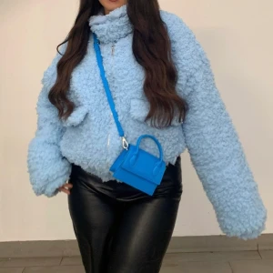 Fluffig jacka blå - En blå, fluffig och superskön jacka i storlek M. Bra skick 🤩