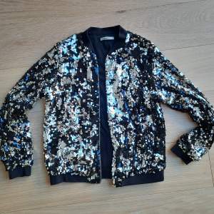Fun sequin bomber jacket with a zipper from Gina Tricot in great condition. Size M but goes well for size S that I usually wear.