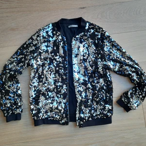 Gina Tricot paljett bomber jacka - Fun sequin bomber jacket with a zipper from Gina Tricot in great condition. Size M but goes well for size S that I usually wear.