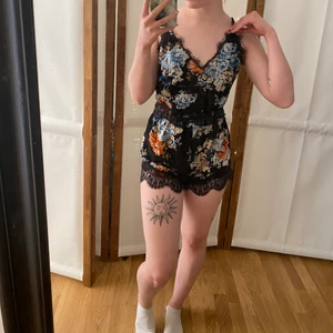 Fin playsuit med spets och blommor  - Betala bara för frakt. Väger om du är intresserad