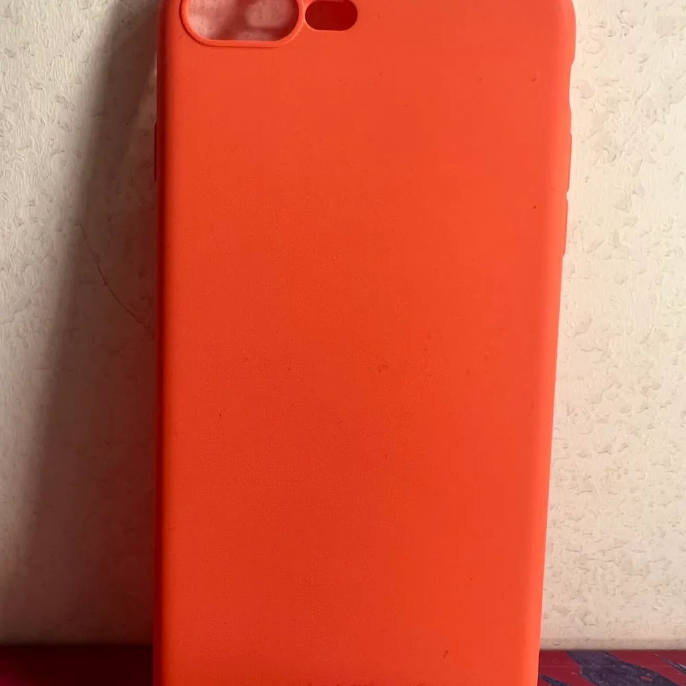   iPhone 8 Plus i färgen orange från Holdit. Använd ungefär 4-5 gånger. Använder inte pgr av att jag har en ny mobil🧡. Accessoarer.