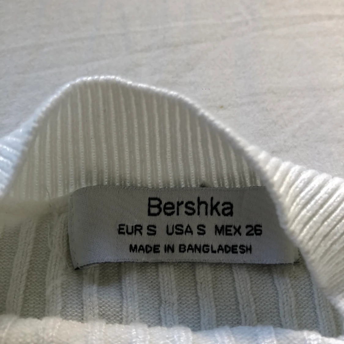 Vit räfflad tröja med högre hals.  - 91