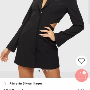 Blazerklänning med liten öppning  - En oanvänd blazerklänning ifrån nellys egna märke. Helt oanvänd med prislapp kvar. Köptes för 649 kr men säljer för 350 kr. Köparen står för frakt.