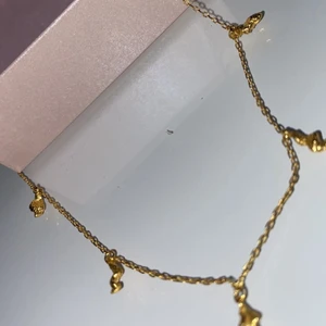 Guld halsband  - Jag säljer min guld halsband för 900 kr. Har köpt den för 1200. Har inte använt den alltså den är ny. 