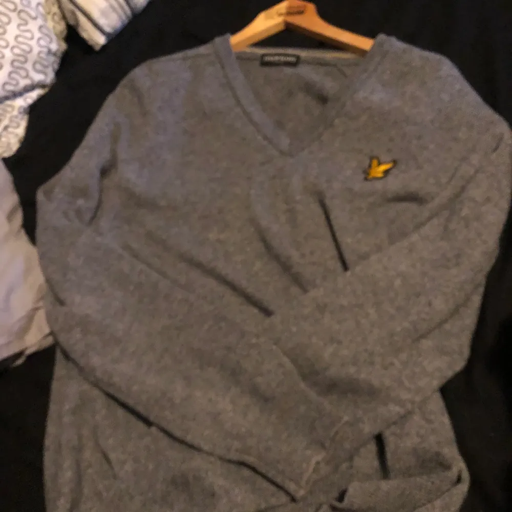 hej ja säljer min sweetshirt lyle scott den är äkta o knappast använd den är i strl M-L ungefär kan skickas om de skulle behövas 😁. Hoodies.