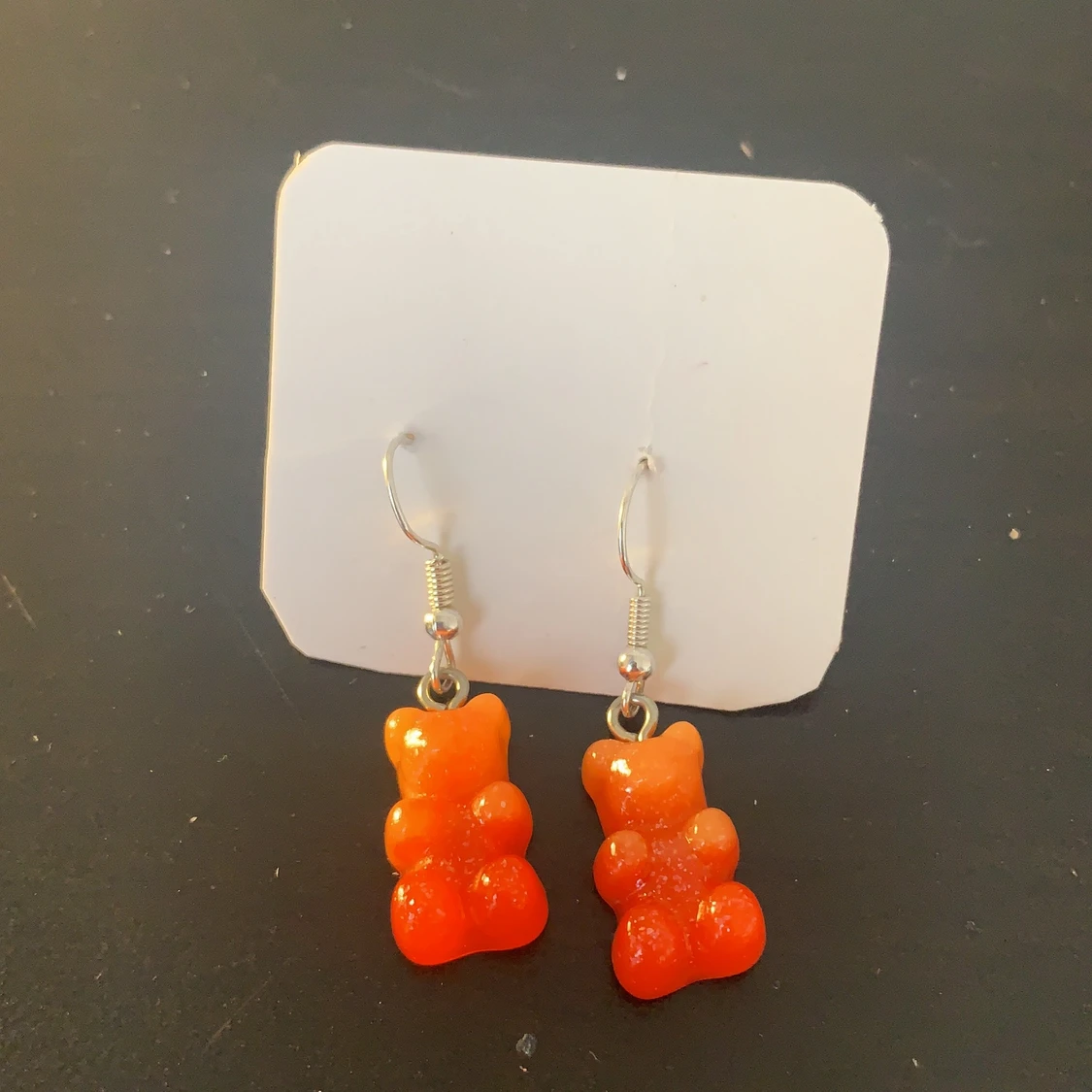 Säljer gummi Björns örhänge för 10kr 