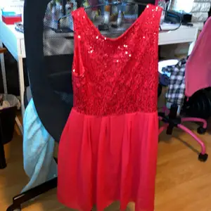 En Elise Ryan klänning i röd, skulle säga xs/s men super söt🥰 endast testad men var för liten. Jättefin i ryggen med en dragkedja i nån brons liknande färg. 