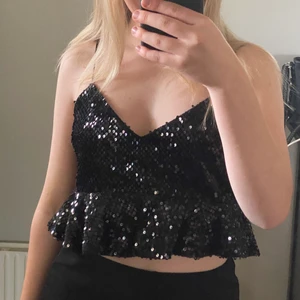 Paljett topp strl M 🖤 - Paljett topp i strl M som passar perfekt till fest. Aldrig använt för att den tyvärr är lite för stor på mig. Så skulle säga att den sitter perfekt om man vanligtvis har storlek M för har oftast S. Nypris 149kr säljer för 59 🖤🖤 inga tecken på användning. 