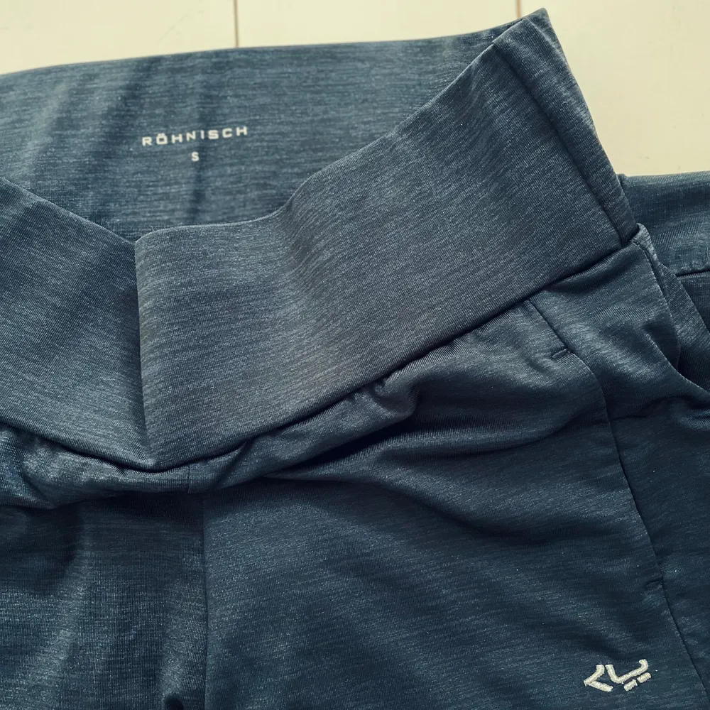Nya, aldrig använd, mörkblå. Jeans & Byxor.