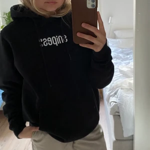 Hoodie - Bekväm hoodie från det unika märket Snipes. Väldigt bra skick. Storlek S. Säljs för 270kr (+eventuell frakt) via swish🖤