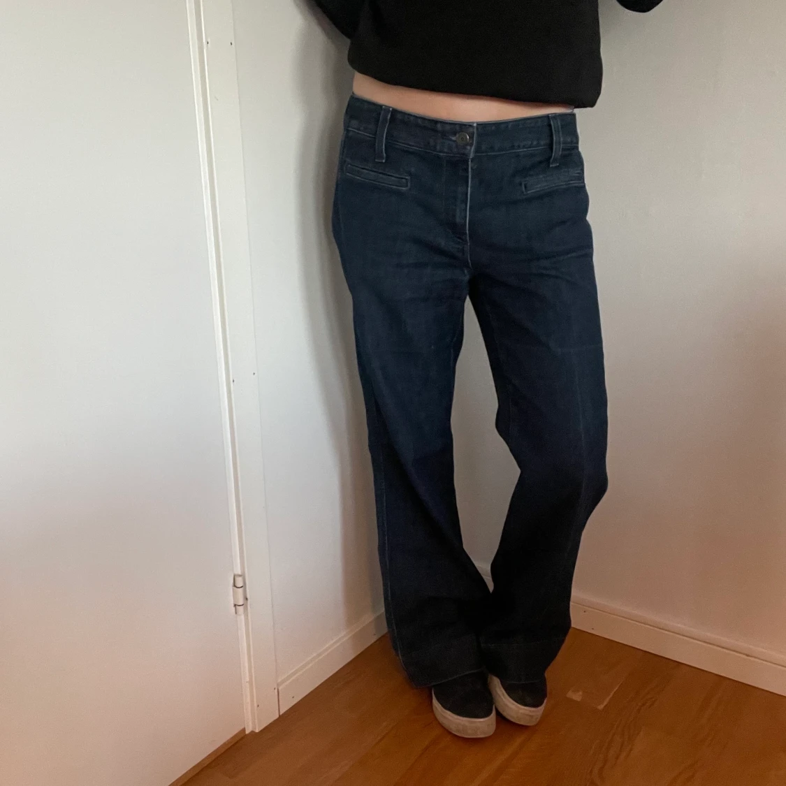 Mörkblåa vida jeans