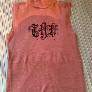 Tommy hilfiger turtelneck  - Säljer denna super coola turtelneck med korta armar. Den är i bra skick och passar säkert super bra med ett par lågmidjade byxor. L men sitter som S. 100kr+ frakt 