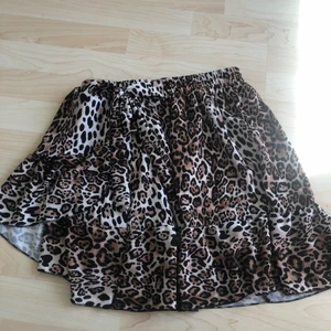 Minikjol - Supersöt minikjol i leopardmönster. Köpt för ca 2 år sedan men bara använd under 1 tillfälle. Står ingen storlek men skulle säga att den passar XS-M då det är resår i midjan.