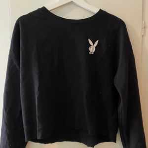 Topp från NewYorker  - En svart topp från NewYorker som ska representera märket PlayBoy. Säljs då den har blivit för liten men är en superskönt topp. Säljs själv eller med byxor som tillhör till ”setet” för 120kr tillsammans. 