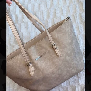 Michael kors väska  - Helt ny väska. Jag vill bli av med den då den bara legat i garderoben och tagit plats och därför säljer jag den. Den är såklart inte äkta, därför säljs den så billigt. 