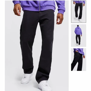 Svarta raka jeans - Helt nya från BoohooMan, säljer eftersom lappen lossnade och det gick därför inte att returnera:/    Långa i benen