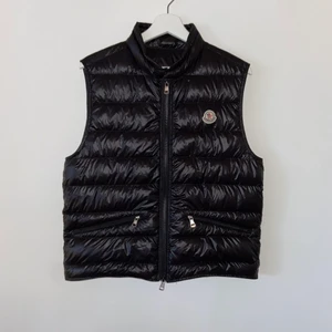 Moncler väst storlek 1 (small)  - Skick: 8,5/10 (avgör på bilderna)  Pris: 3000kr (kan ändras vid snabbt köp)  Köpt på Facebook  Passar perfekt till våren! 