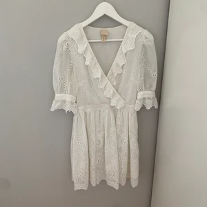 Vit klänning  - Klänning från HM i storlek 36 använd en gång💓💓💓