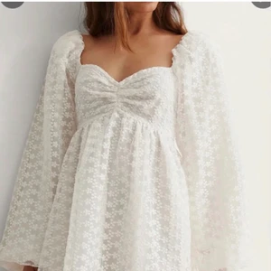 NAKD klänning - Jättefin klänning som var tänkt till studenten🌸 tyvärr var den lite för stor för mig och där av säljer jag den! Köpt här på Plick och den har små fläckar (har inte testat att få bort så går säkert säkert bort med en tvätt, se bild 3)❤️❤️vid stort intresse budgivning! Säljer igen!!