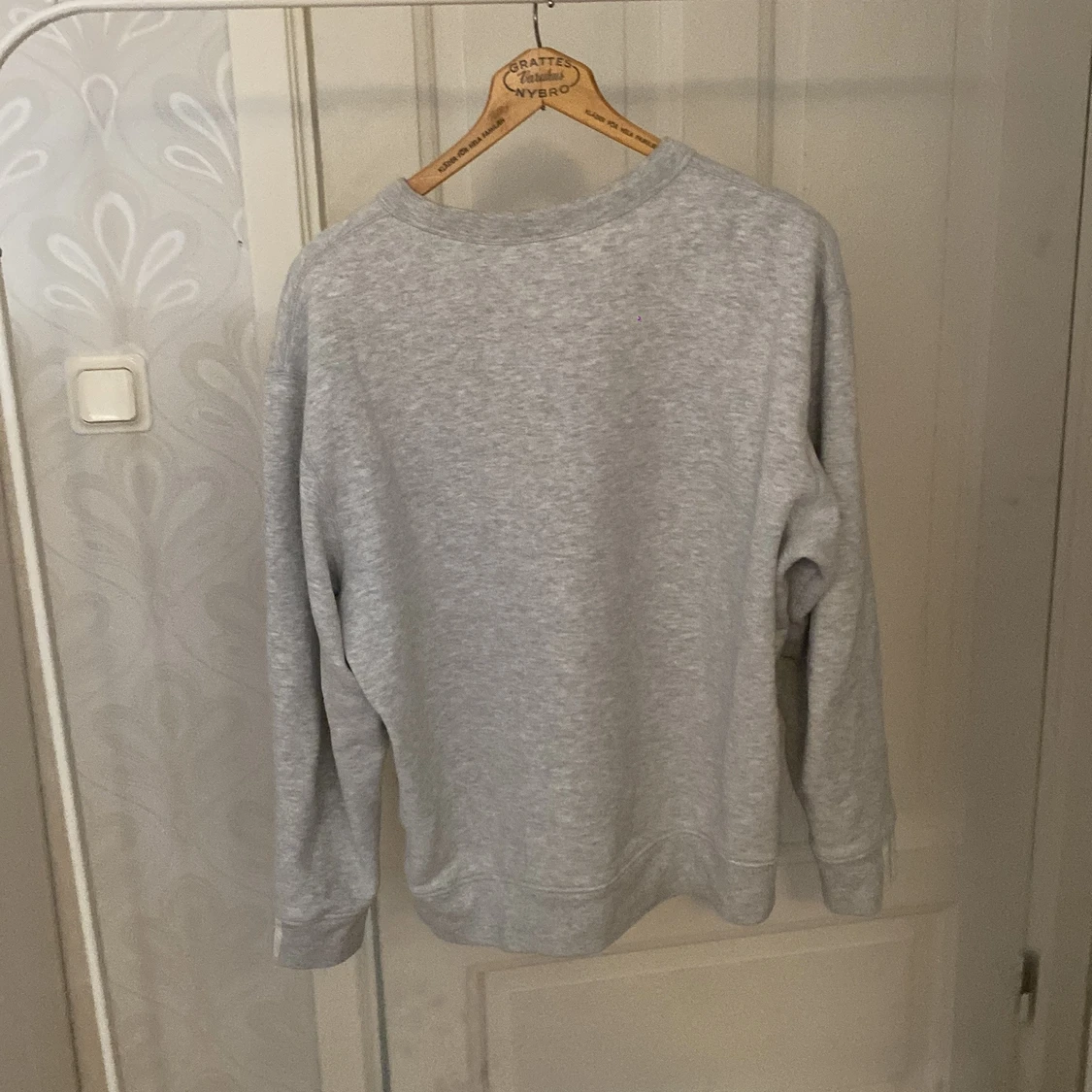 Clean Adidas Sweatshirt. - 90