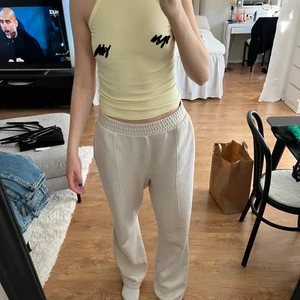 Topp  - Ljusgul topp från NA-KD. Säljer då den inte kommer till användning. I mycket fint skick! Knappt använd. Jag är 178cm lång!