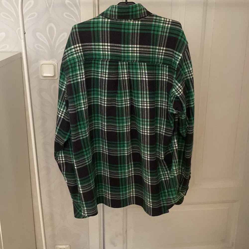 Köpt i somras för 499kr, använd 2 gånger. Märket Vailent och storleken är L, är perfekt för någon i M som vill ha en snygg overshirt!. Skjortor.