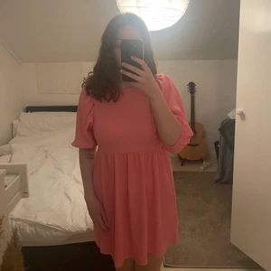 Rosa klänning - Superfin & somrig klänning. Storlek XS, jah på bilden bär ofta M. Säljer på grund av att den är för liten 🤗💕