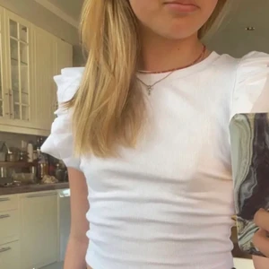 Zara topp  - Säljer denna super söta volangärmade toppen från Zara💓 Strl M men skulle säga att det passar både S och XS. Lånad bild, kom privat för egna bilder ⚡️