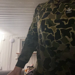 Adidas originals hoodie - Säljer en adidas originals hoodie, den är sparsamt använd då jag växt ur den och den är i storlek M. 