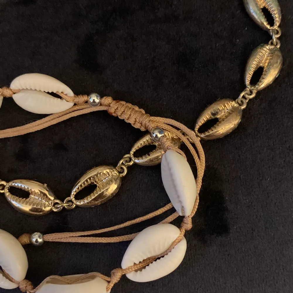 Ett armband och ett halsband snäck smycke tillsammans, fina och justerbara efter din storlek.. Accessoarer.