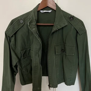 Grön vårjacka - Hej! Säljer nu denna fina mörk gröna vår jackan från Zara. Inköpt för ca 3 år sedan och den kommer tyvärr inte till användning längre. Den är croppad i modellen och väldigt fin nu till våren! Köparen står för frakten🤍