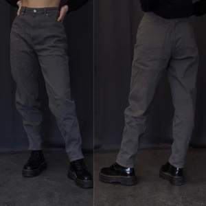 Grå byxa  - En super snygg grå byxa! Bra skick🐨