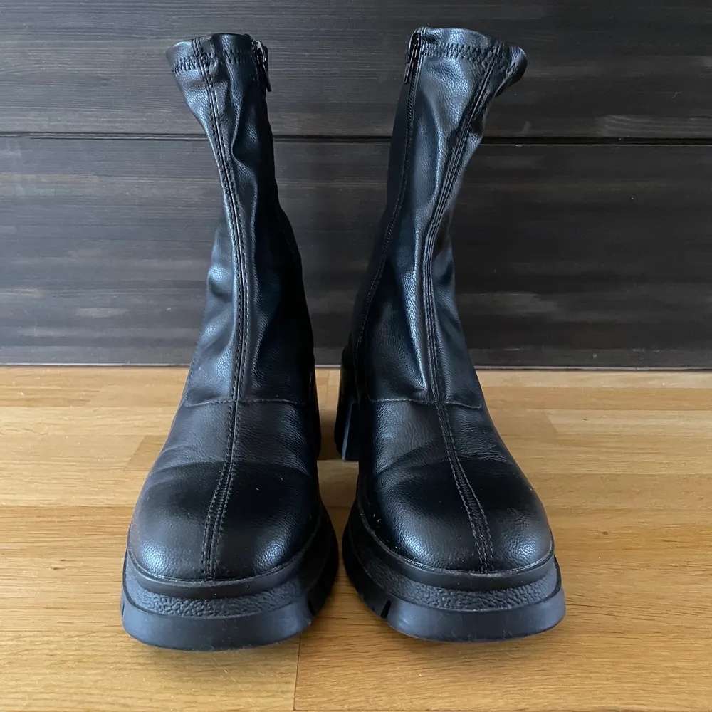 Ett par svarta platform boots från Asos i läderimitation med dragkedja. Har använts ett fåtal gånger, annars finns det inga defekter. Säljer på grund av för stor storlek, har vanligtvis 39 så de kommer passa som vanligt om du har storlek 40.. Skor.