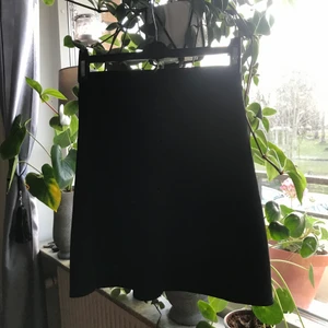 Svart Kjol - Svart kjol från nly one. Storlek S, passar M oxkså. Passformen är inte jätte tajt men inte pösig. Frakt tillkommer