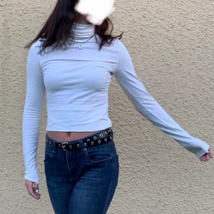 Vit polo tröja - Säljer denna basic vita polo tröja från chiquelle. Nästan aldrig använd. Storlek s. Kom privat vid frågor eller intresse! 