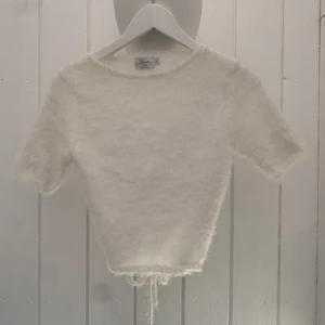 Tröja  - Asball tröja med öppen rygg! Från Hanna Schönbergs kollektion tillsammans med nakd. Stl S, men går att anpassa stl med knyten runt ryggen. Köparen står för frakten🥰