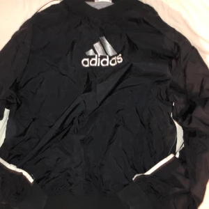 Adidas - Inte så använt plagg. Retro/vintage adidas träningströja. Lite baggy. Priset kan diskuteras 