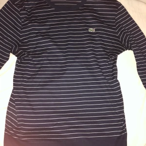 Lacoste tröja - Helt oanvänd Lacoste tröja! Bra material, bra passform och helt ren. 