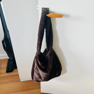 Hm väska  - Fin väska i fuskpäls. 