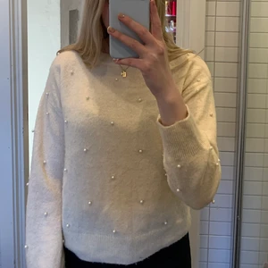 stickad tröja från HM - Säljer denna stickade tröja från HM i strl Xs🌸 knappt använd. Baksidan av tröjan har inga pärlor vilket är meningen. Resterande pärlor är på sin plats. Väldigt fin och skön överlag, materialet kliar inte! Köparen står för frakten, fraktpriset är inte inräknat i priset!