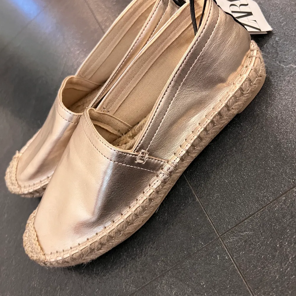Helt nya Zara skor som är perfekta inför sommaren 🤩 säljer då de inte kommit till någon användning. De är köpta förra sommaren och prislappen sitter kvar✨. Skor.