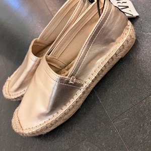 Zara skor  - Helt nya Zara skor som är perfekta inför sommaren 🤩 säljer då de inte kommit till någon användning. De är köpta förra sommaren och prislappen sitter kvar✨