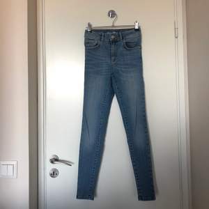 Lågmidjade tighta jeans som blivit använda fåtal gånger!                                                                              Köparen står för eventuell fraktkostnad ❣️